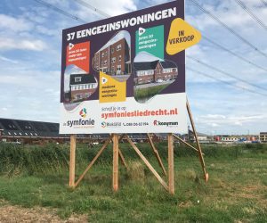 Bouwbord-gemonteerd-5x4mtr-in-Sliedrecht