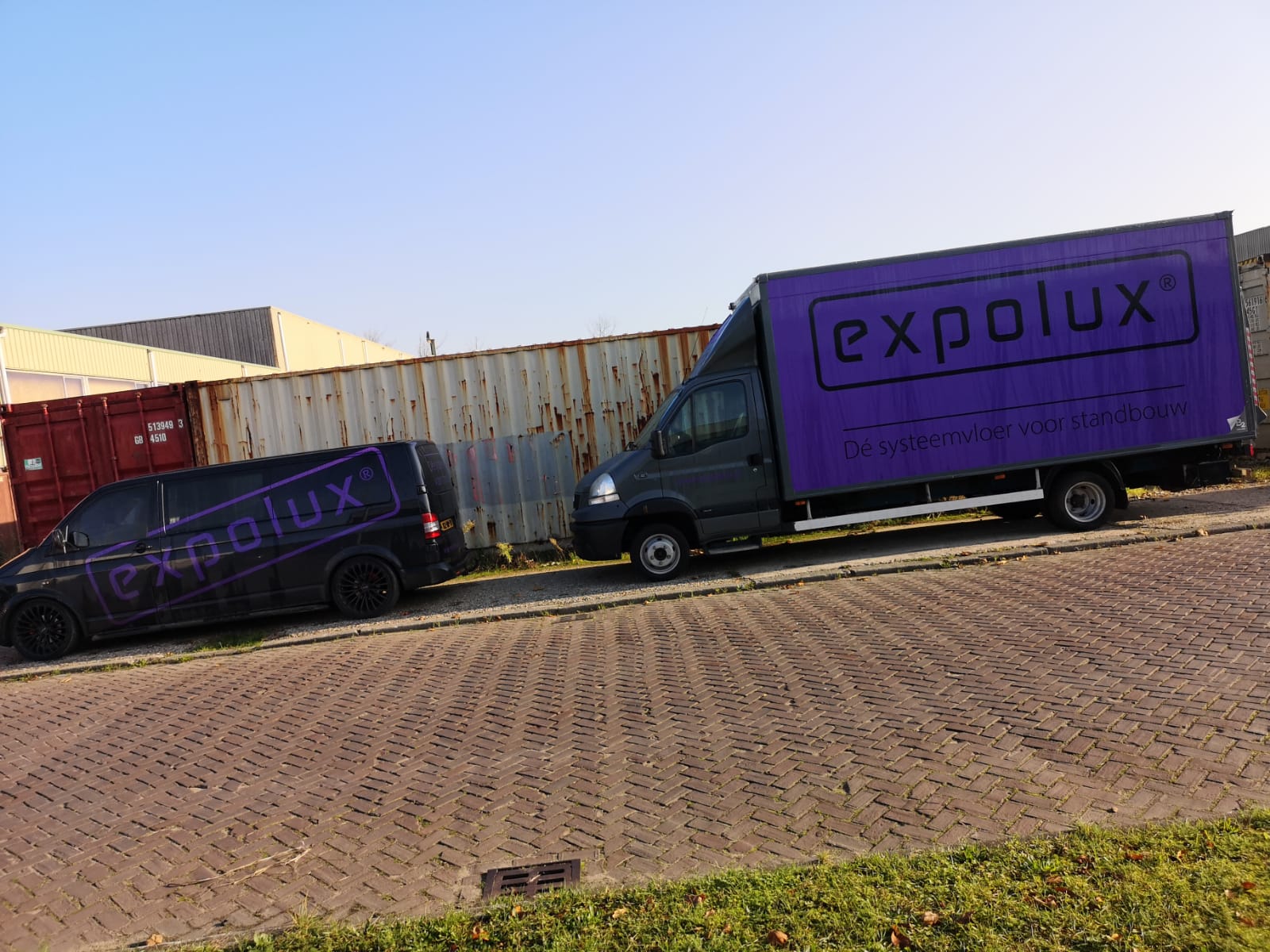 2 Bedrijfswagens van Expolux