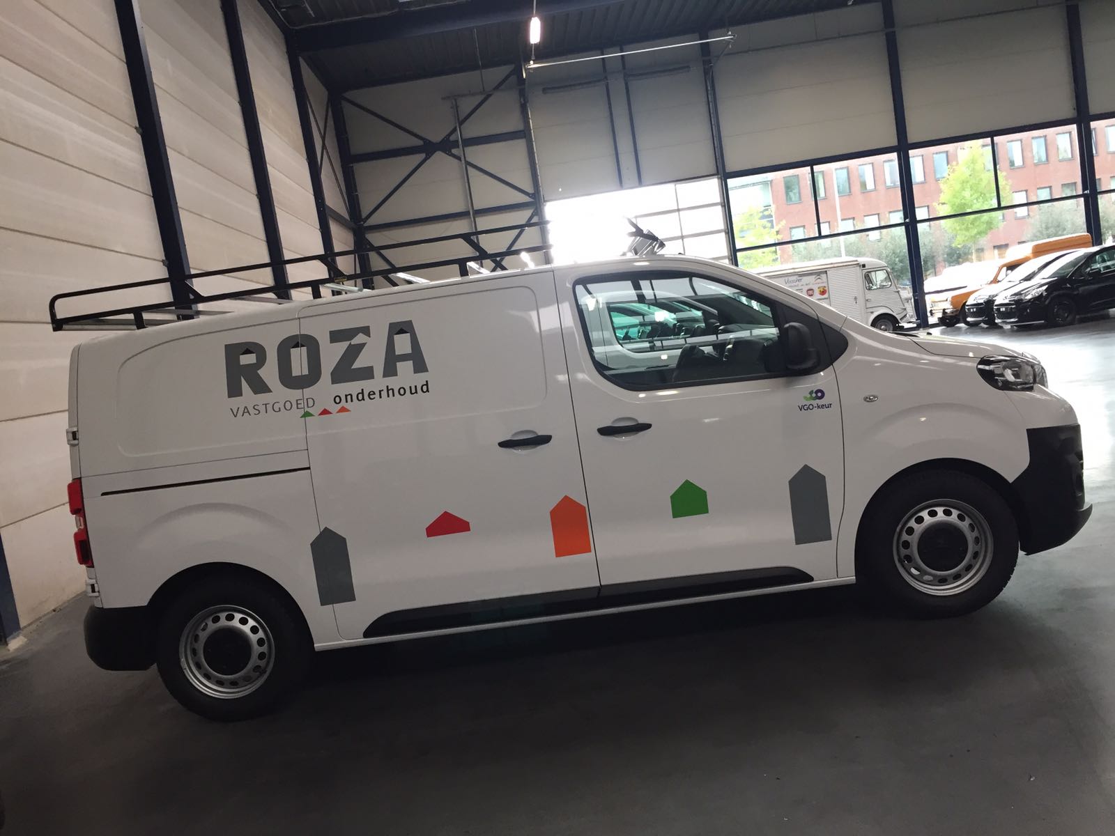 Auto belettering Roza vastgoed en onderhoud